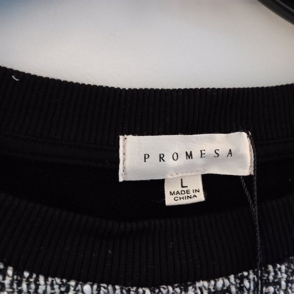 Ladies BNWT sweater. - Picture 2 of 4